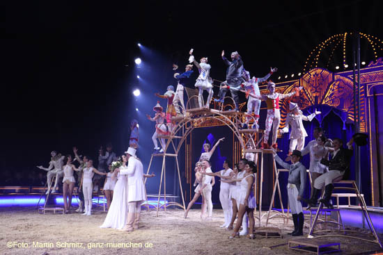 Nach dem Finale der Weltpremiere wurde anschlissend in der Manege gefeiert (©Foto: Martin Schmitz)